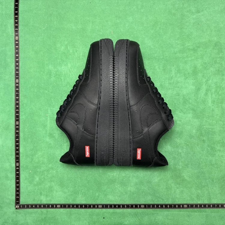 AF1 Negras x Supreme